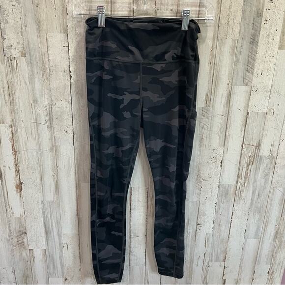 Athleta Black CAMO CONTENDER 7/8 TIGHT IN POWERLIFT - Picture 2 of 9